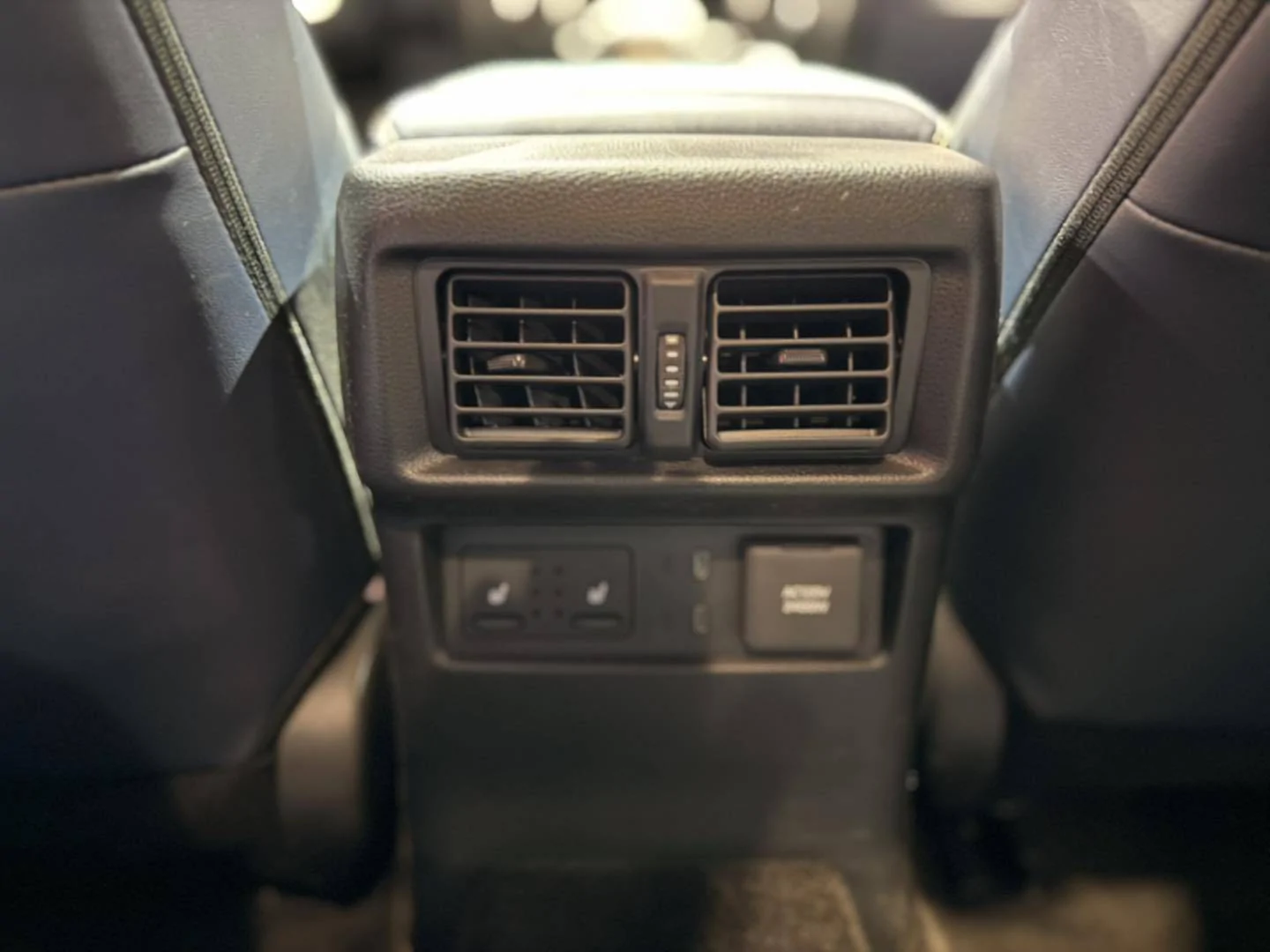 2025 4runner 6th gen Platinum sighting: Underground / Dark Navy Platinum 2025 4Runner at Chicago Auto Show Dark Navy Interior Platinum 2025 4Runner 6th gen 3