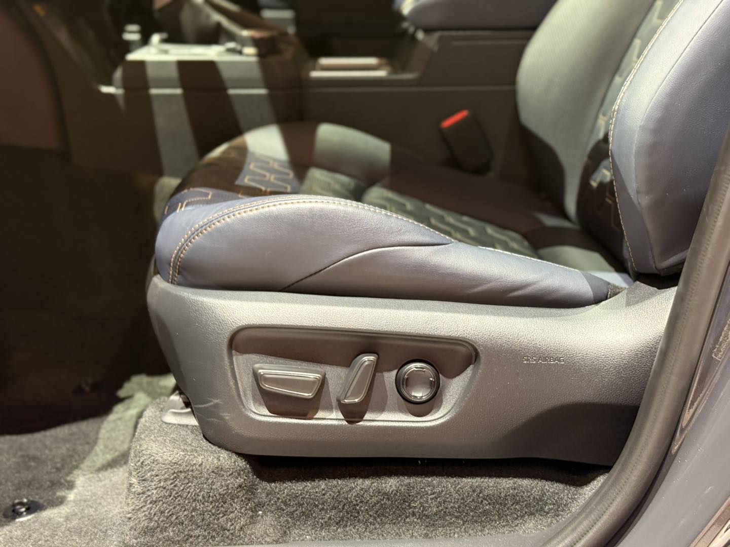 2025 4runner 6th gen Platinum sighting: Underground / Dark Navy Platinum 2025 4Runner at Chicago Auto Show Dark Navy Interior Platinum 2025 4Runner 6th gen 14