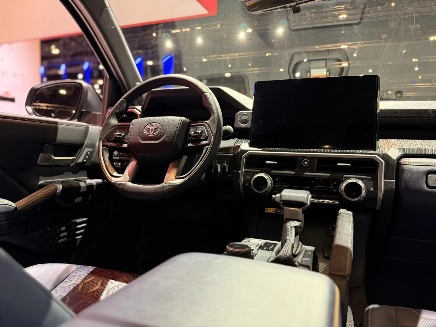 2025 4runner 6th gen Platinum sighting: Underground / Dark Navy Platinum 2025 4Runner at Chicago Auto Show Dark Navy Interior Platinum 2025 4Runner 6th gen 20