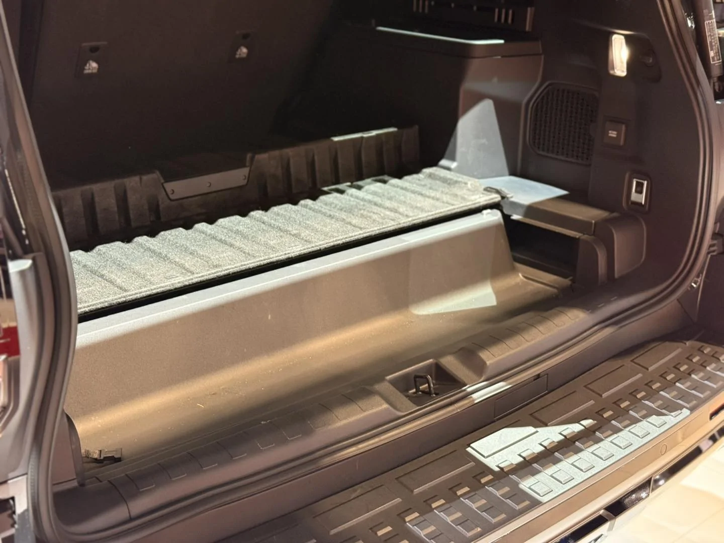 2025 4runner 6th gen Platinum sighting: Underground / Dark Navy Platinum 2025 4Runner at Chicago Auto Show Dark Navy Interior Platinum 2025 4Runner 6th gen 17