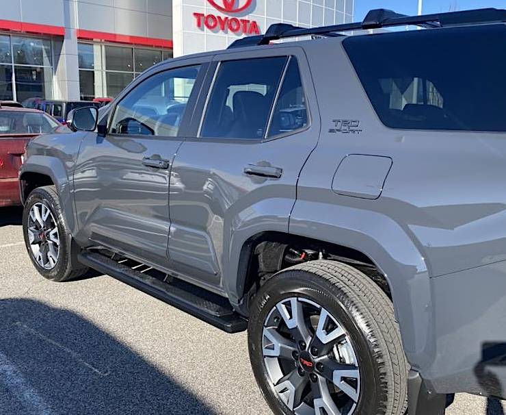 2025 4runner 6th gen Body Side Moldings actually prevent door dings? [photos in thread] 487235567_4036741169875737_675852541549000016_n