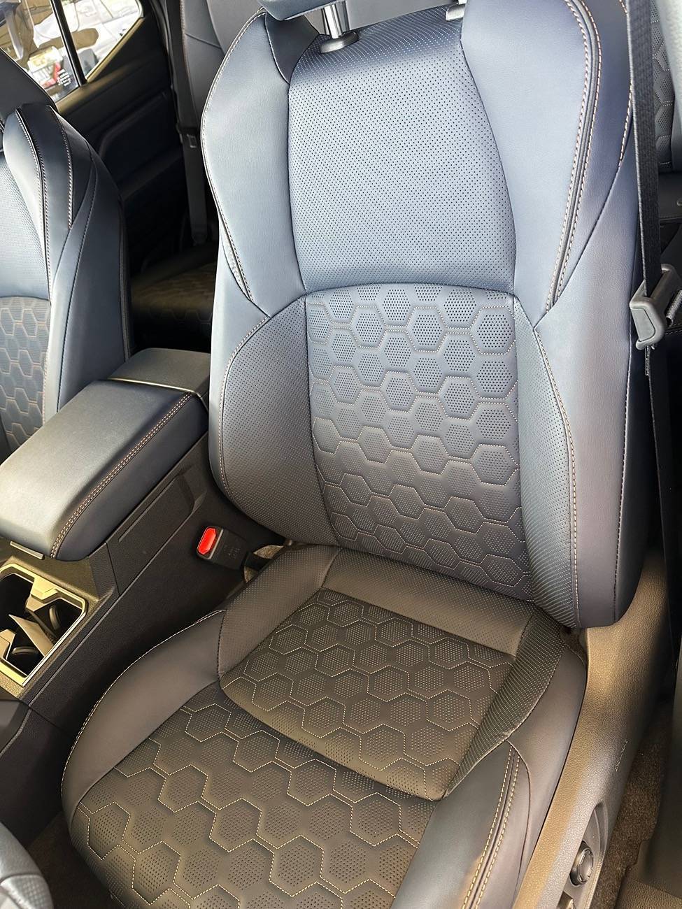 2025 4runner 6th gen WIND CHILL PEARL Photos 4Runner 6th Gen (2025+) navy-interior-platinum-2025-4runner-6th-gen-4-jpe