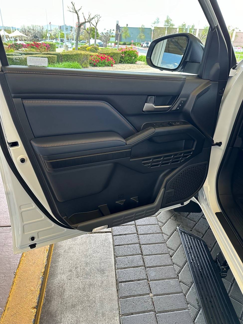 2025 4runner 6th gen WIND CHILL PEARL Photos 4Runner 6th Gen (2025+) navy-interior-platinum-2025-4runner-6th-gen-3-jpe