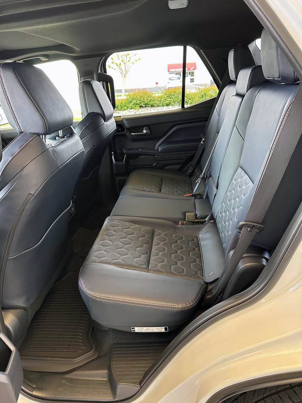 2025 4runner 6th gen WIND CHILL PEARL Photos 4Runner 6th Gen (2025+) navy-interior-platinum-2025-4runner-6th-gen-2-jpe