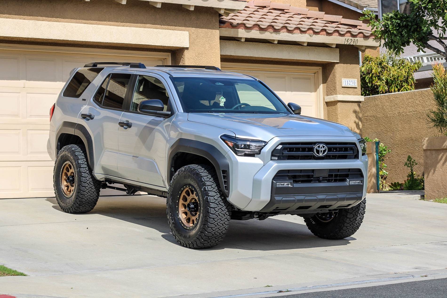2025 Toyota 4runner CUTTING EDGE (Silver) Photos 4Runner 6th Gen (2025+) 2025 4Runner 6th gen Ice Cap w: Bronze Wheels - 35s (KO3) on SR5 + Westcott Preload Collar L