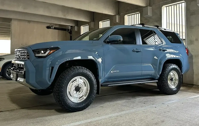 Heritage Blue Limited Leveled on 285/70R17 tires and +25 offset wheels (Fifteen52 Analog HD)