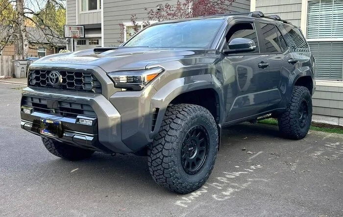 Underground TRD Sport on 2.5" / 2" level lift, +25 offset Method 305, Open Country R/T 295/70r17 (33's)