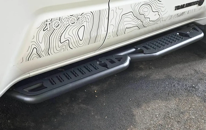 DV8 Offroad Side Steps installed on Trailhunter